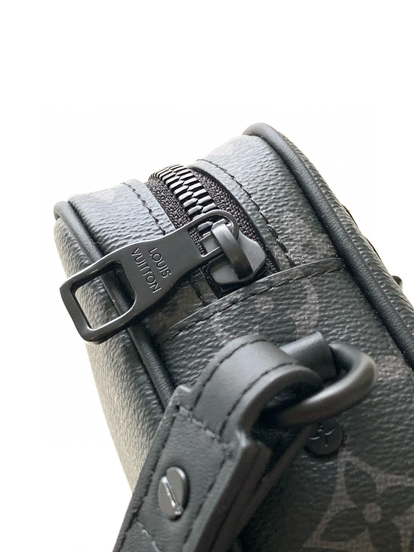 💰680 Top original single M68321 Black flower M55703 Embossed top original single The 2019 spring and summer show unveiled the Pochette Volga clutch designed by Virgil Abloh. Monogram Eclipse canvas is accentuated by a slender chain attached to the front zip pocket, with a detachable wrist strap that can be worn as a clutch or wallet. 23.0 x 11.5 x 4.0 cm (L x H x W) • Monogram Eclipse coated canvas • Textile lining • Cow leather trim • Metal hardware • Zip front pocket • Internal zip compartment • Handle: Single handle, removable