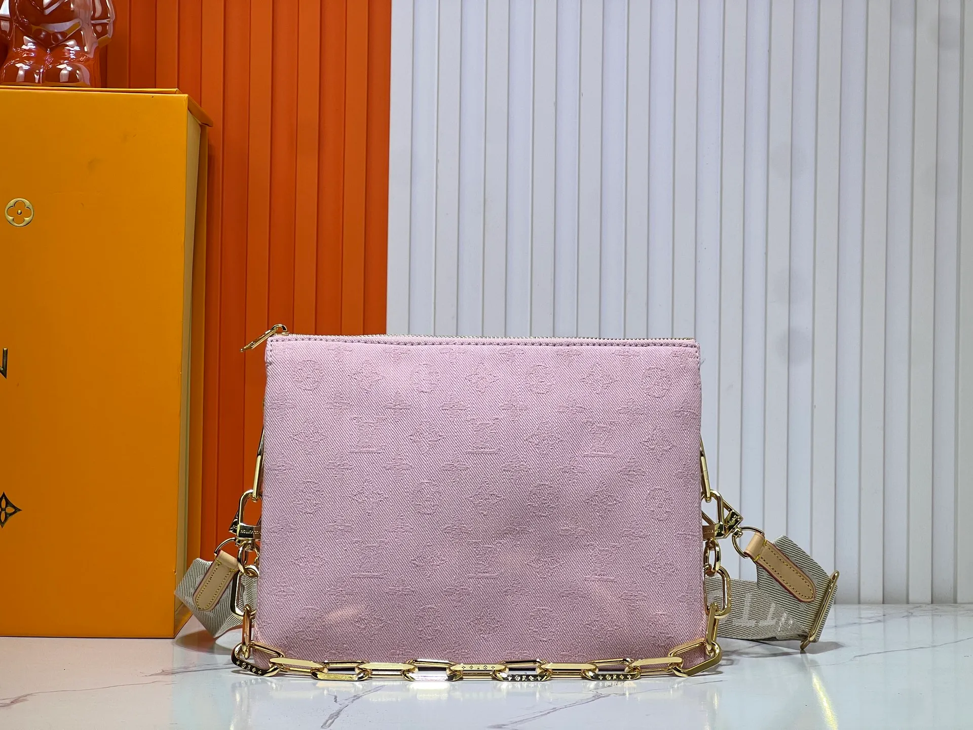 Batch 280💰Changing yellow leather, pink denim, upgraded original M57790 M24564 This small Coussin handbag is made of new season cotton denim to give it a refreshing atmosphere, and relies on bleaching and sand washing processes to achieve a unique look. With the detachable thick chain and wide fabric shoulder strap, the lightweight carrying experience has been upgraded again. Dimensions: 26 x 20 x 12cm
