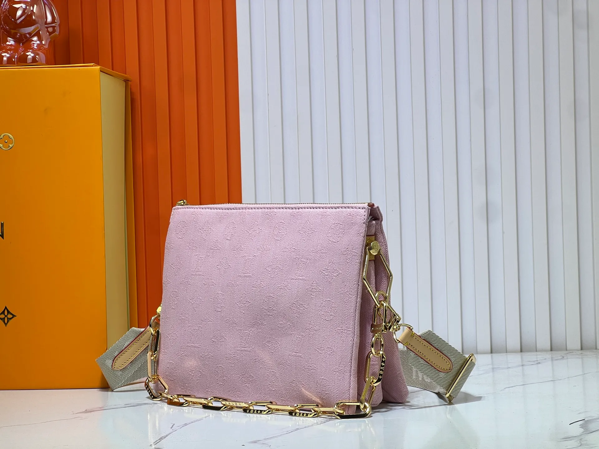 Batch 280💰Changing yellow leather, pink denim, upgraded original M57790 M24564 This small Coussin handbag is made of new season cotton denim to give it a refreshing atmosphere, and relies on bleaching and sand washing processes to achieve a unique look. With the detachable thick chain and wide fabric shoulder strap, the lightweight carrying experience has been upgraded again. Dimensions: 26 x 20 x 12cm
