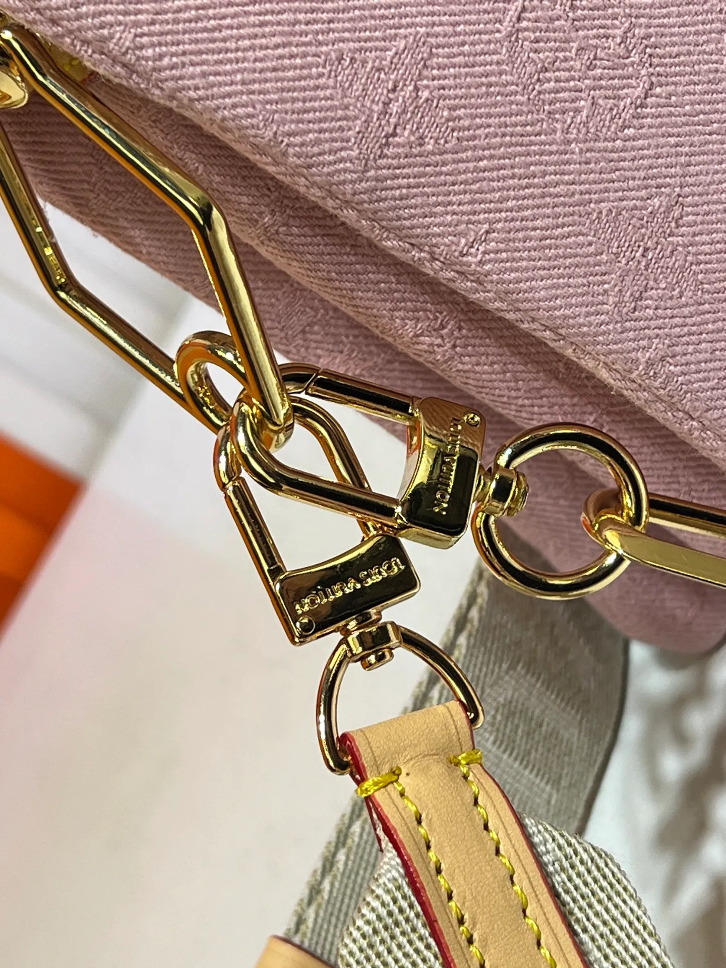 Batch 280💰Changing yellow leather, pink denim, upgraded original M57790 M24564 This small Coussin handbag is made of new season cotton denim to give it a refreshing atmosphere, and relies on bleaching and sand washing processes to achieve a unique look. With the detachable thick chain and wide fabric shoulder strap, the lightweight carrying experience has been upgraded again. Dimensions: 26 x 20 x 12cm