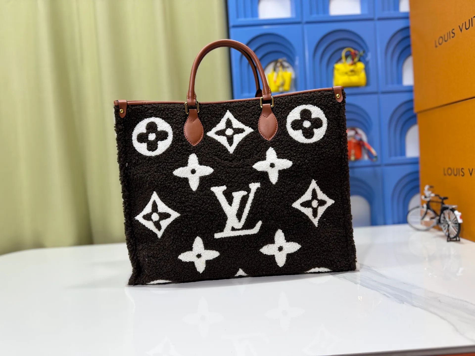 P260 Upgraded original M44571 M45039 M45321 This Onthego medium handbag is decorated with classic Monogram canvas and Monogram Reverse canvas on both sides, showing different styles at will. Toron's dual handles and shoulder strap allow for a variety of carrying options. Dimensions: 41.0 x 34.0 x 19.0 cm (length x height x width)