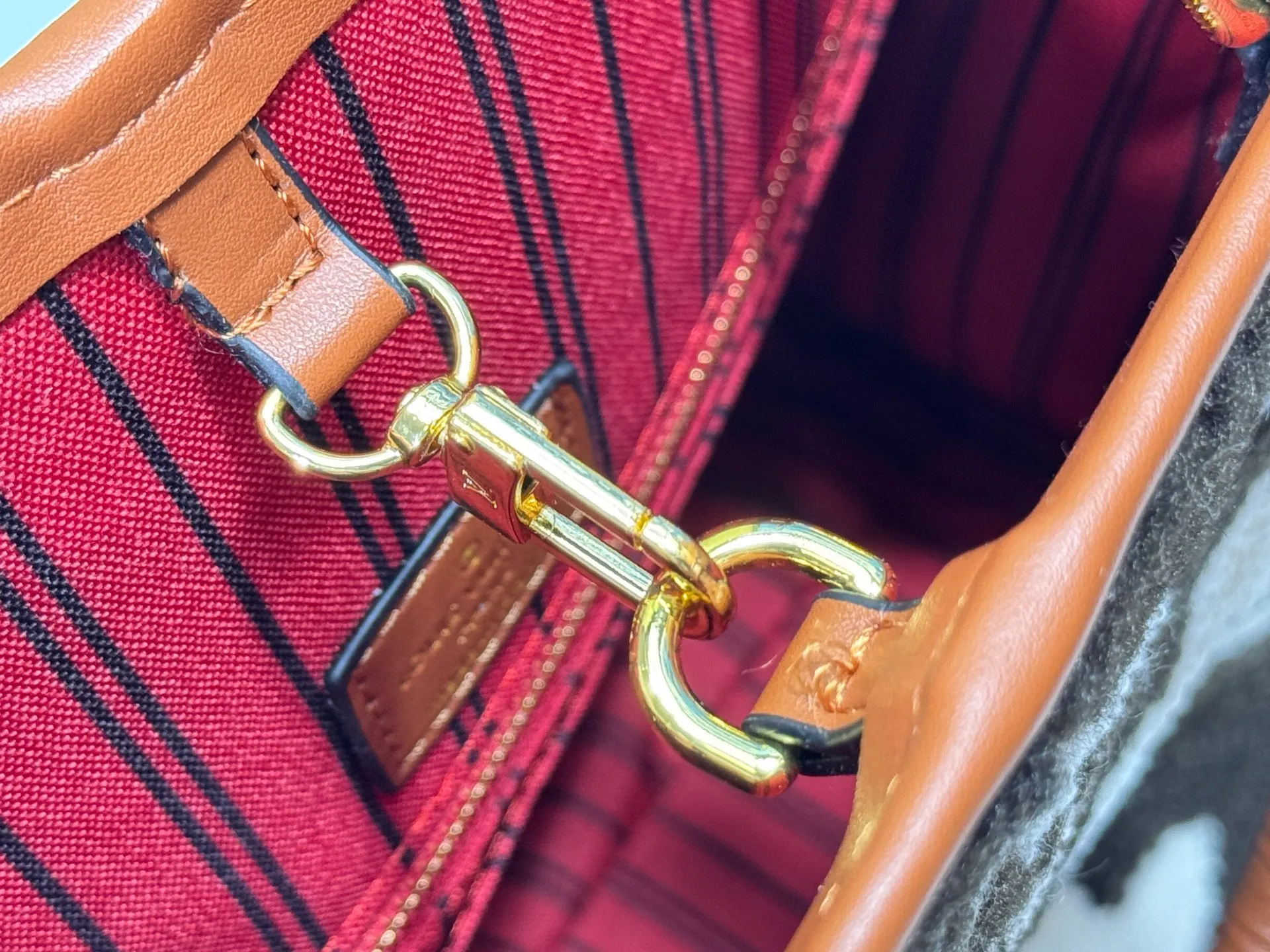 P260 Upgraded original M44571 M45039 M45321 This Onthego medium handbag is decorated with classic Monogram canvas and Monogram Reverse canvas on both sides, showing different styles at will. Toron's dual handles and shoulder strap allow for a variety of carrying options. Dimensions: 41.0 x 34.0 x 19.0 cm (length x height x width)