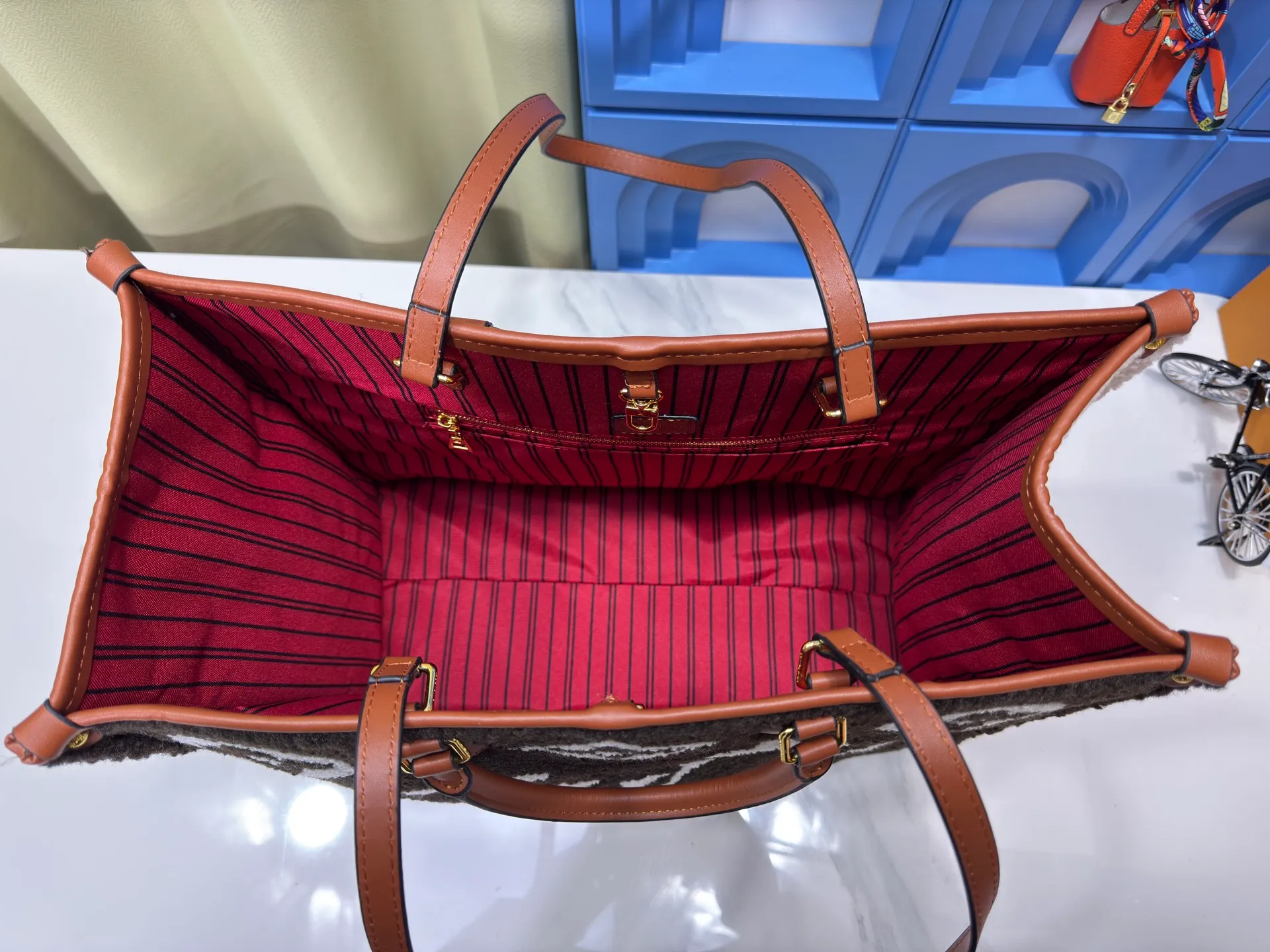 P260 Upgraded original M44571 M45039 M45321 This Onthego medium handbag is decorated with classic Monogram canvas and Monogram Reverse canvas on both sides, showing different styles at will. Toron's dual handles and shoulder strap allow for a variety of carrying options. Dimensions: 41.0 x 34.0 x 19.0 cm (length x height x width)