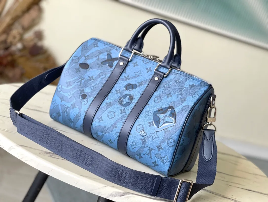 💰1160 Top Original M22573 Keepall Bandoulière 35 handbag is made of Monogram Aquagarden canvas, making the Monogram flowers and LV letters look like slowly flowing water drops. The side straps and top rolled leather handle inherit the design of the classic Keepall travel bag. The detachable and adjustable fabric shoulder strap makes it easy to carry on the shoulder or cross-body. The capacity is slightly increased compared to the City Keepall handbag. Dimensions: 34 x 21 x 16 cm