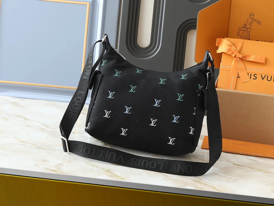 💰280💰Upgrade the original M13938 embroidered black M14778 embossed black, M12697 full pickup and its old flower bag flower material Classic canvas with wide shoulder straps, double pockets with magnetic buckles on both sides, presbyopic double pocket fabric with adjustable wide shoulder straps, injecting practical functions into the avant-garde design. The single-shoulder crossbody bag has always been a favorite of LV khaki with presbyopic classic vintage enthusiasts. It looks good on both men and women. Dimensions: length, height and width 30×31×10.8