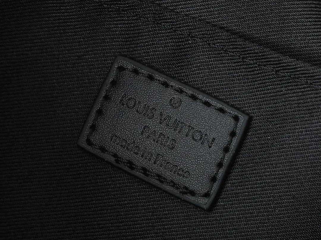 💰280💰Upgrade the original M13938 embroidered black M14778 embossed black, M12697 full pickup and its old flower bag flower material Classic canvas with wide shoulder straps, double pockets with magnetic buckles on both sides, presbyopic double pocket fabric with adjustable wide shoulder straps, injecting practical functions into the avant-garde design. The single-shoulder crossbody bag has always been a favorite of LV khaki with presbyopic classic vintage enthusiasts. It looks good on both men and women. Dimensions: length, height and width 30×31×10.8