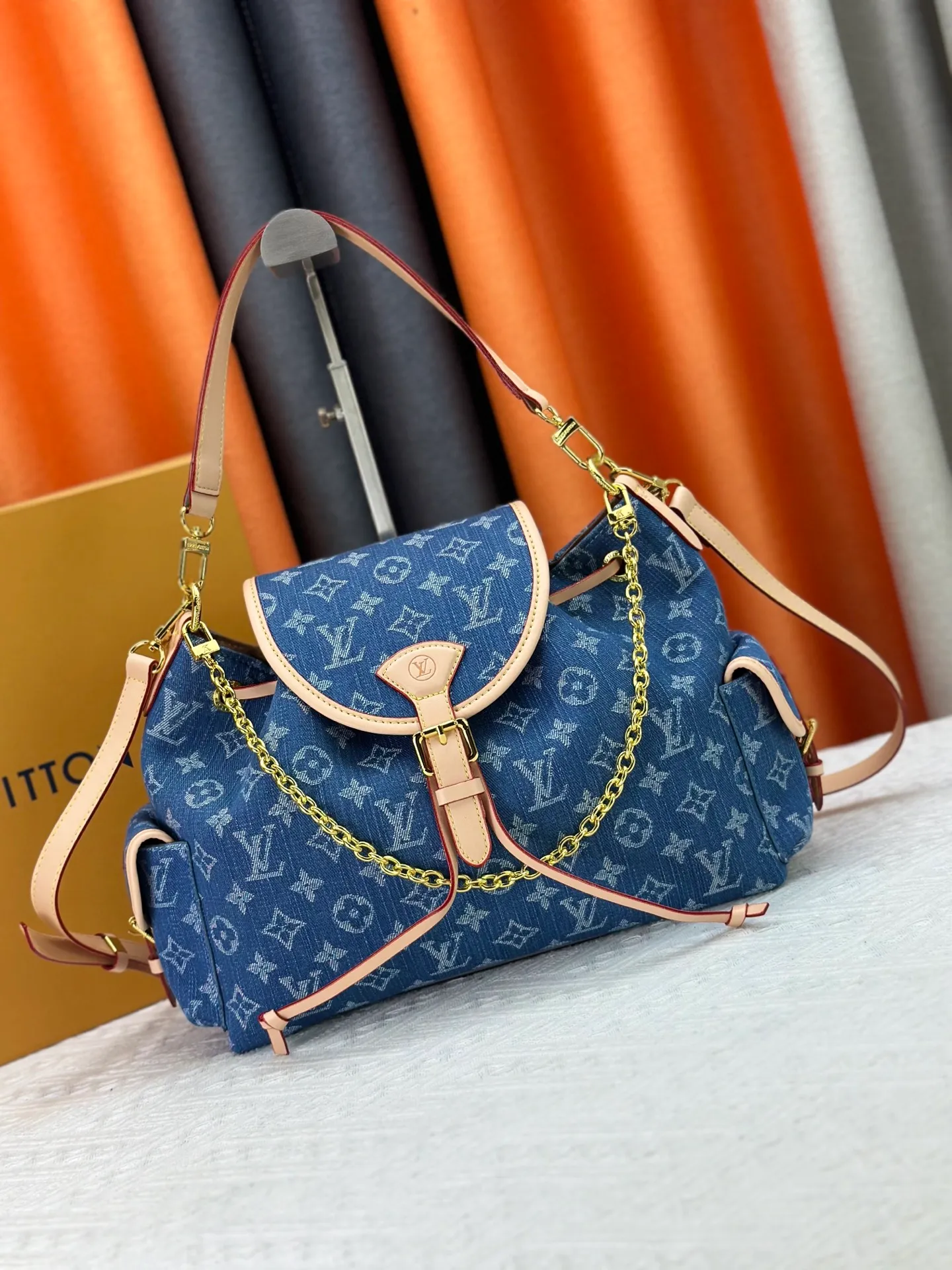 P300 M25085 M45501 upgraded original LV has been planted again! One shoulder ❥. Japanese second-hand vintagev presbyopic Takashi Murakami limited edition Vivian LV presbyopic limited edition! Super beautiful! Many Internet celebrities and trendy people are carrying this bag on one shoulder and across the body. It looks simple and looks very classy when paired with it! Really fascinated by the appearance. Size: 32*11*23cm