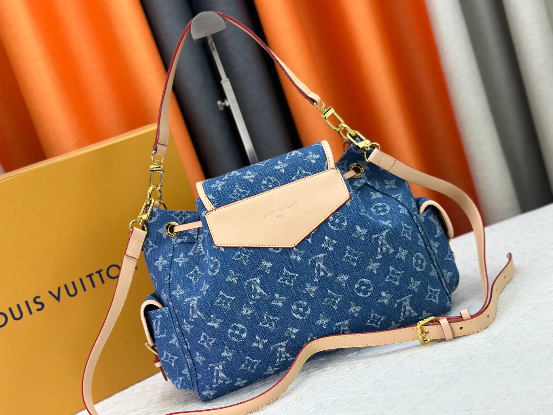 P300 M25085 M45501 upgraded original LV has been planted again! One shoulder ❥. Japanese second-hand vintagev presbyopic Takashi Murakami limited edition Vivian LV presbyopic limited edition! Super beautiful! Many Internet celebrities and trendy people are carrying this bag on one shoulder and across the body. It looks simple and looks very classy when paired with it! Really fascinated by the appearance. Size: 32*11*23cm