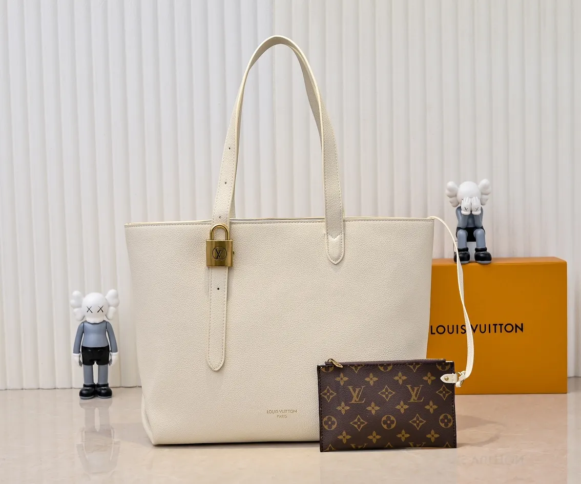 Batch 💰320 Upgraded original M25341 M25342 M25343 This medium-sized Low Key Cabas handbag is wrapped in soft grained cow leather and lined with suede leather, creating a luxurious style with ingenuity. The brand's iconic padlock demonstrates an eclectic mix of elegant aesthetics and security features. The adjustable handle enables you to switch between hand-held and long- or short-shoulder carry. Dimensions: 47.0 x 30.0 x 14.0 cm