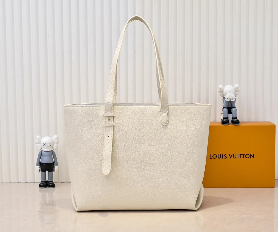 Batch 💰320 Upgraded original M25341 M25342 M25343 This medium-sized Low Key Cabas handbag is wrapped in soft grained cow leather and lined with suede leather, creating a luxurious style with ingenuity. The brand's iconic padlock demonstrates an eclectic mix of elegant aesthetics and security features. The adjustable handle enables you to switch between hand-held and long- or short-shoulder carry. Dimensions: 47.0 x 30.0 x 14.0 cm