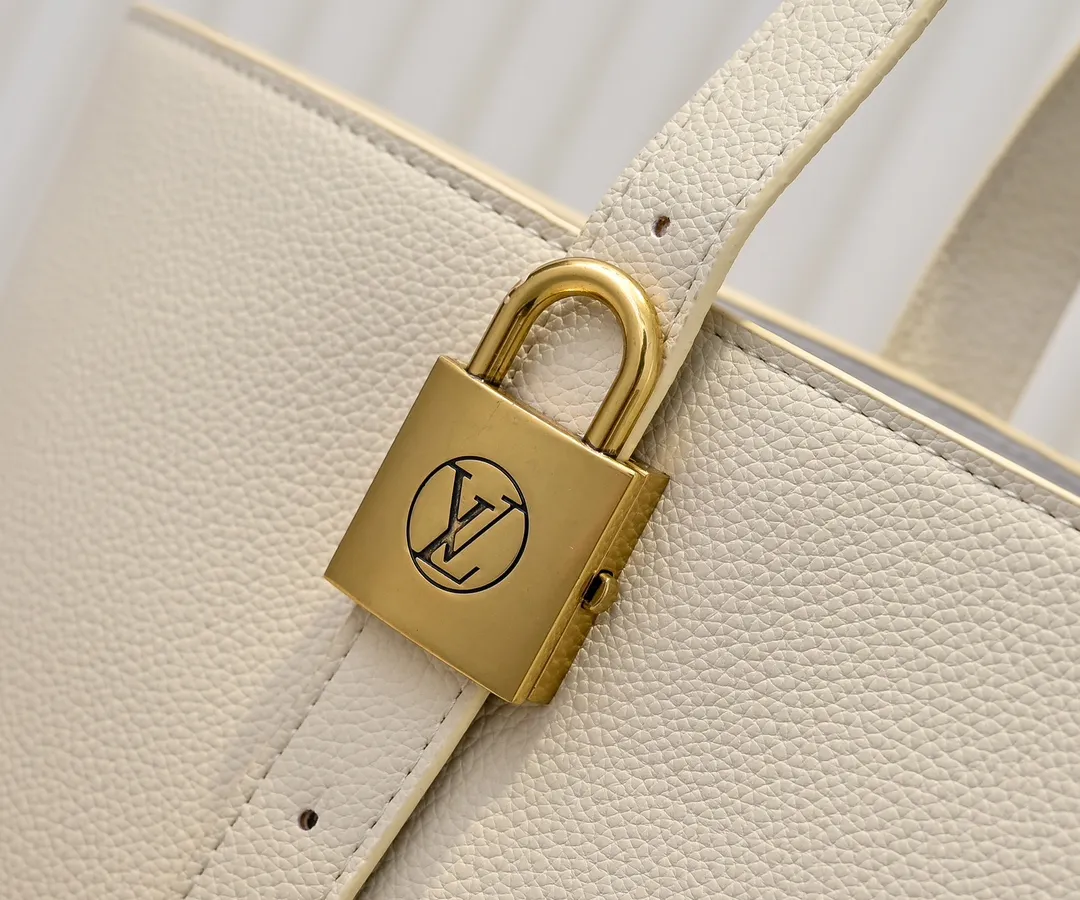 Batch 💰320 Upgraded original M25341 M25342 M25343 This medium-sized Low Key Cabas handbag is wrapped in soft grained cow leather and lined with suede leather, creating a luxurious style with ingenuity. The brand's iconic padlock demonstrates an eclectic mix of elegant aesthetics and security features. The adjustable handle enables you to switch between hand-held and long- or short-shoulder carry. Dimensions: 47.0 x 30.0 x 14.0 cm