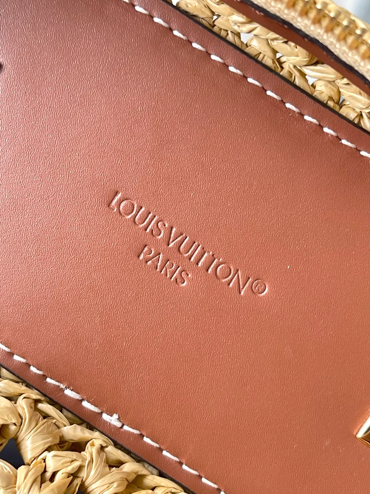 💰1160 Top original order M14303 Vanity Chain Pouch handbag joins the vacation series, which can easily brighten up outdoor occasions or cozy vacations. The elegantly colored raffia bag body is paired with contrasting cow leather trim, and metal parts such as LV inscribed padlocks add exquisite details. Dimensions: 19 × 6.5 × 11.5 cm