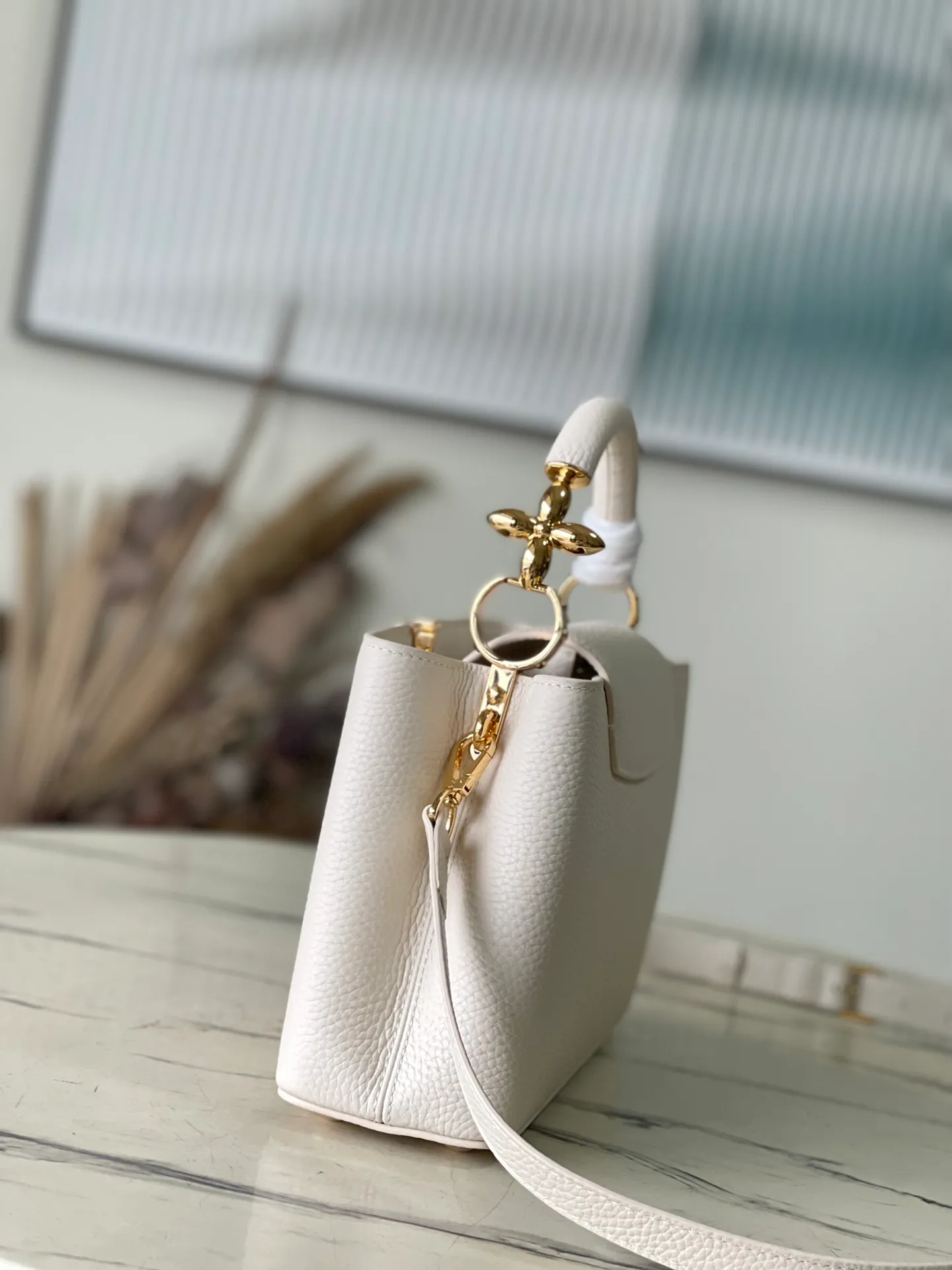 💰2360 (special grade original leather) M23944 small white size. This Capucines BB handbag is made of Taurillon cow leather embellished with shiny metal parts, and the LV letters are written with 3D strokes. Metal Monogram flowers bloom quietly on the rolled leather handle, subtly proving the brand's exquisite craftsmanship. The detachable and adjustable leather shoulder strap allows for comfortable shoulder carrying. Dimensions: 26.5 × 17.5 × 9 cm
