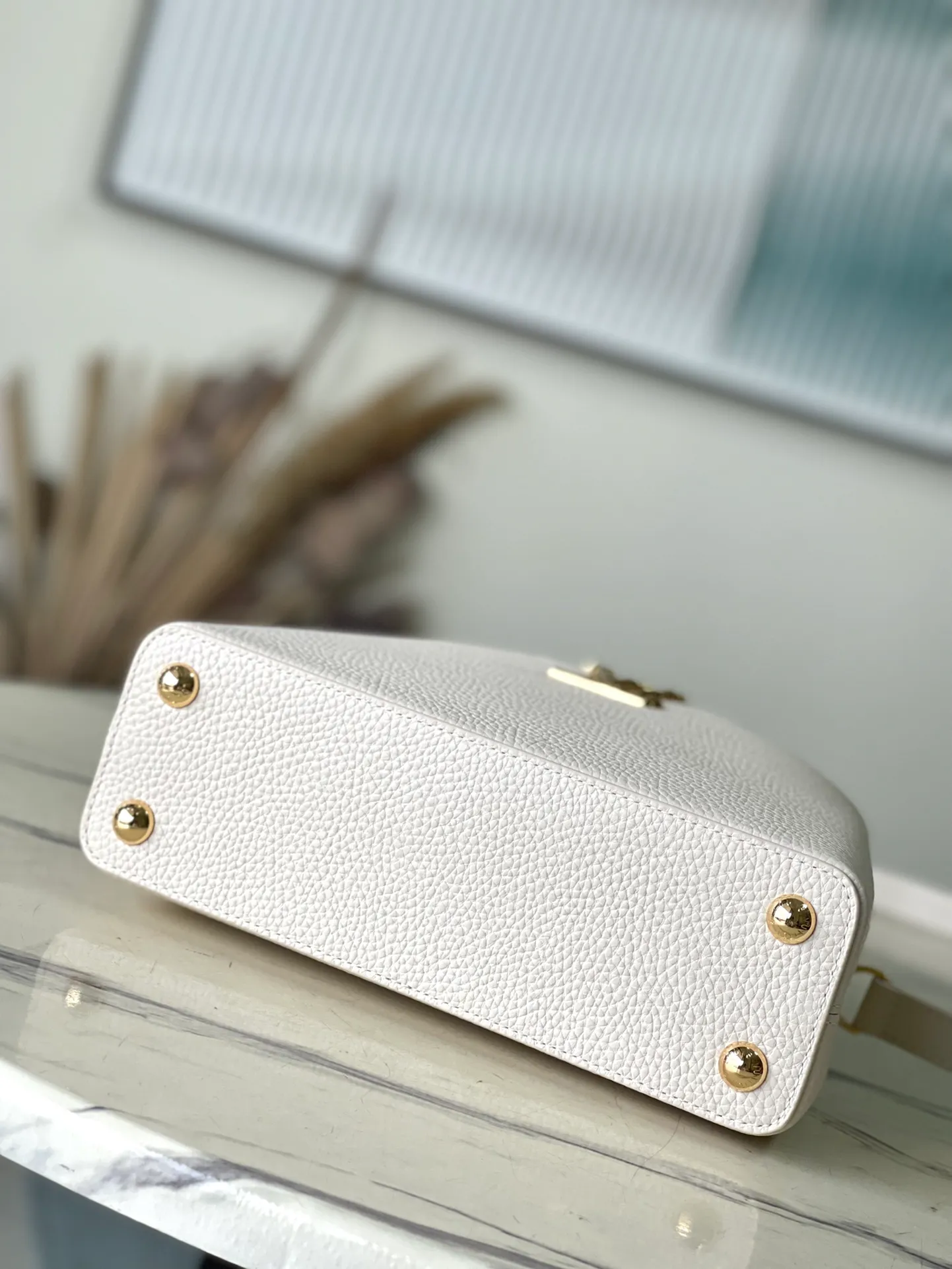 💰2360 (special grade original leather) M23944 small white size. This Capucines BB handbag is made of Taurillon cow leather embellished with shiny metal parts, and the LV letters are written with 3D strokes. Metal Monogram flowers bloom quietly on the rolled leather handle, subtly proving the brand's exquisite craftsmanship. The detachable and adjustable leather shoulder strap allows for comfortable shoulder carrying. Dimensions: 26.5 × 17.5 × 9 cm