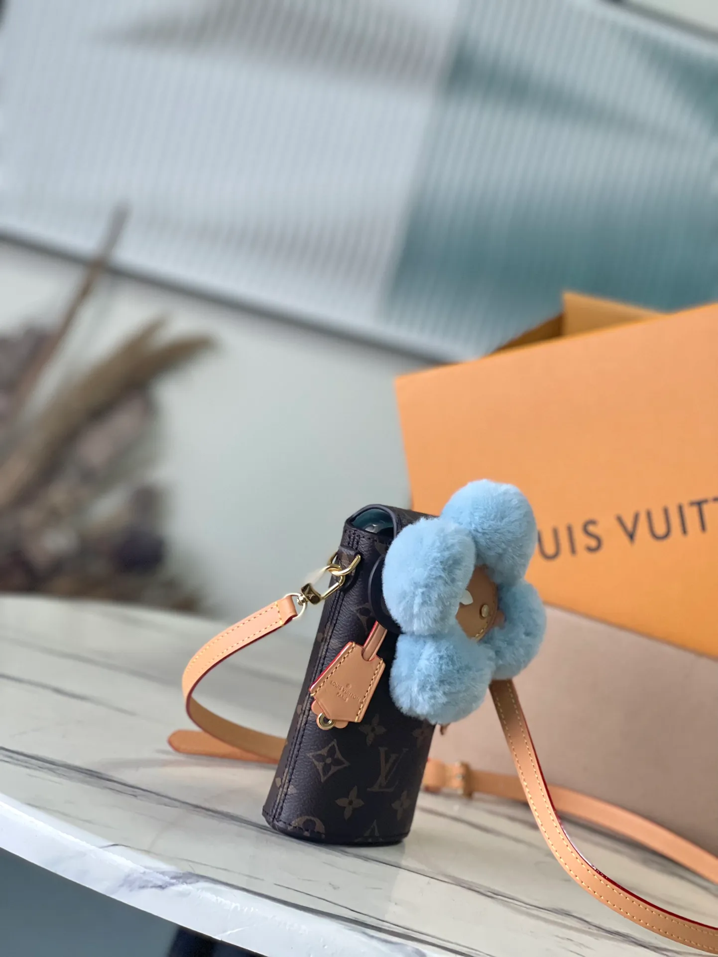 💰1340 (Steel Hardware) The top-quality original M12269 Mivienne mobile phone bag is from the Snow Show series. It is made of iconic Monogram canvas and eye-catching shearling trim, making it a collectible choice. The microfiber lining can prevent the phone from scratches, making it a great gift for the holiday season. Dimensions: 10 × 17.5 × 4.5 cm