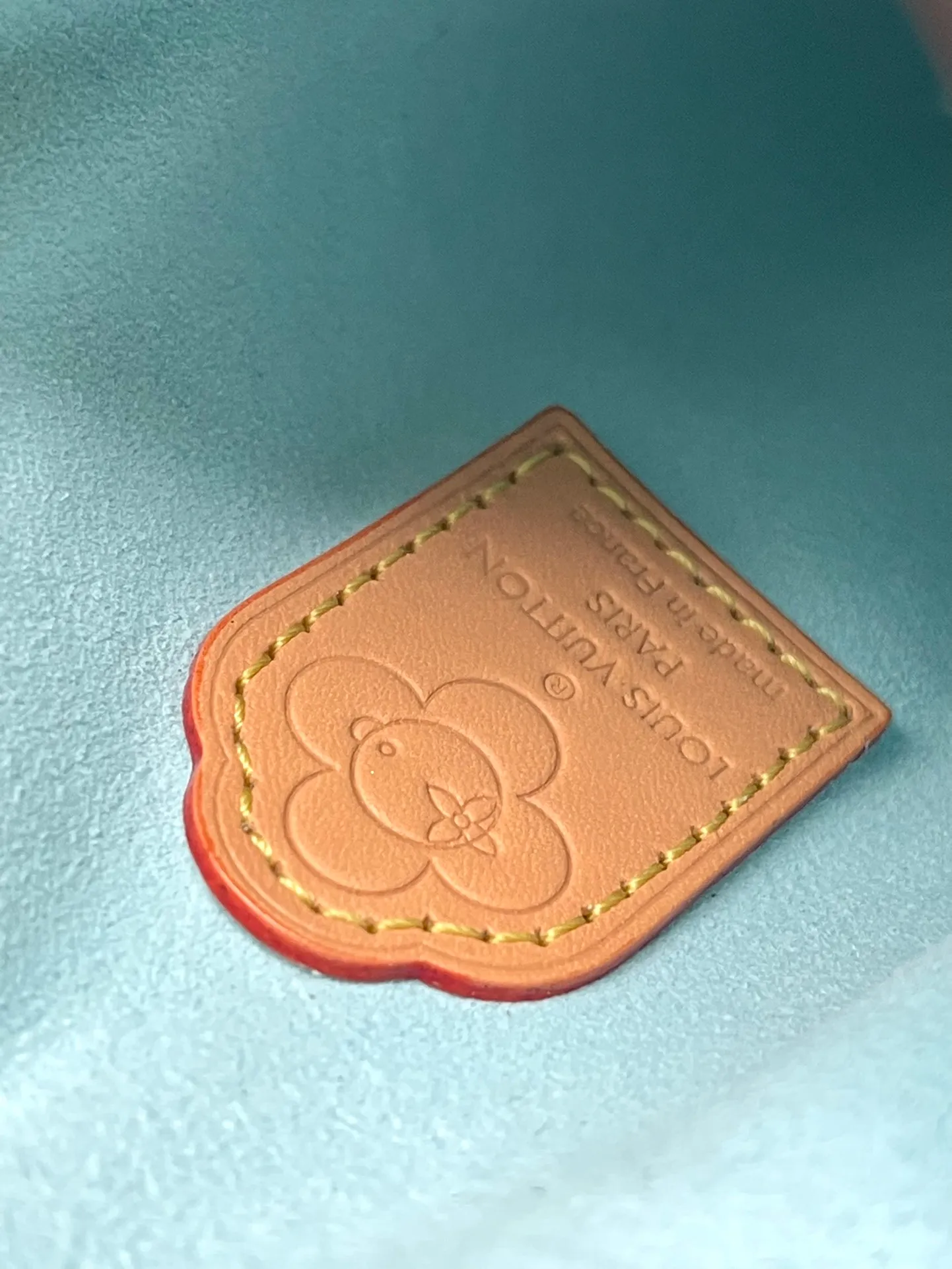 💰1340 (Steel Hardware) The top-quality original M12269 Mivienne mobile phone bag is from the Snow Show series. It is made of iconic Monogram canvas and eye-catching shearling trim, making it a collectible choice. The microfiber lining can prevent the phone from scratches, making it a great gift for the holiday season. Dimensions: 10 × 17.5 × 4.5 cm
