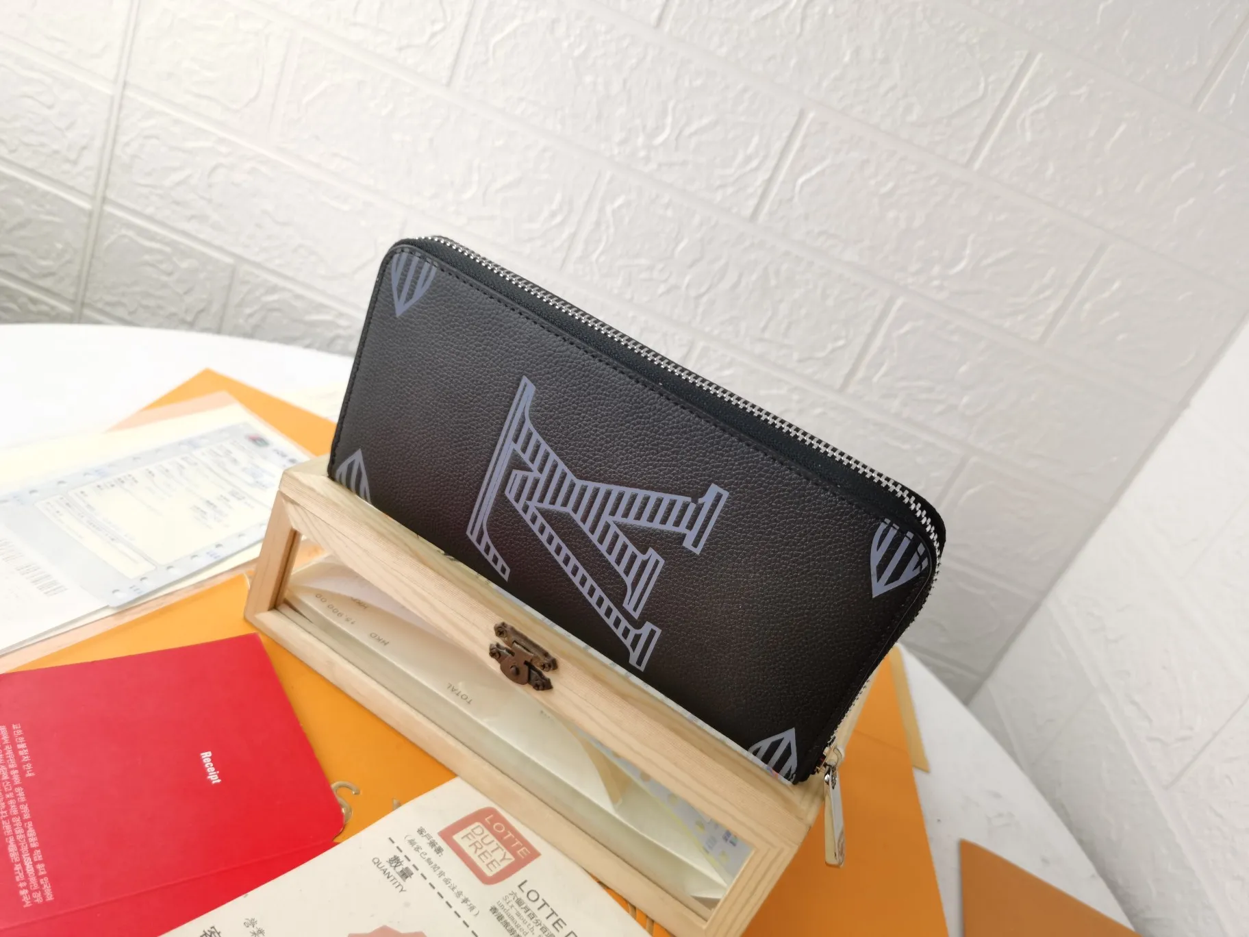 P150💰Top original version💎【Real shot, own background】M63095 Black Printed ZIPPY Zipper Vertical Wallet Focusing on elegance and security, the Zippy zipper vertical wallet is made of soft Monogram Shadow calfskin and decorated with the iconic Louis Vuitton Monogram embossing. The highly textured pure black color scheme complements the simple shape, and the wrap-around zipper design brings together many practical elements. 10.0 x 20.0 x 2.0 cm (length x height x width). 60017