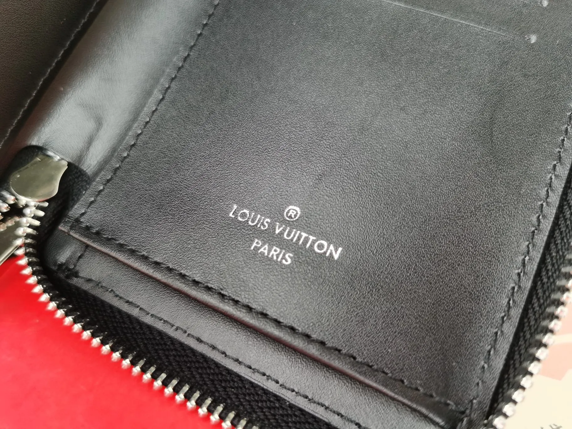 P150💰Top original version💎【Real shot, own background】M63095 Black Printed ZIPPY Zipper Vertical Wallet Focusing on elegance and security, the Zippy zipper vertical wallet is made of soft Monogram Shadow calfskin and decorated with the iconic Louis Vuitton Monogram embossing. The highly textured pure black color scheme complements the simple shape, and the wrap-around zipper design brings together many practical elements. 10.0 x 20.0 x 2.0 cm (length x height x width). 60017