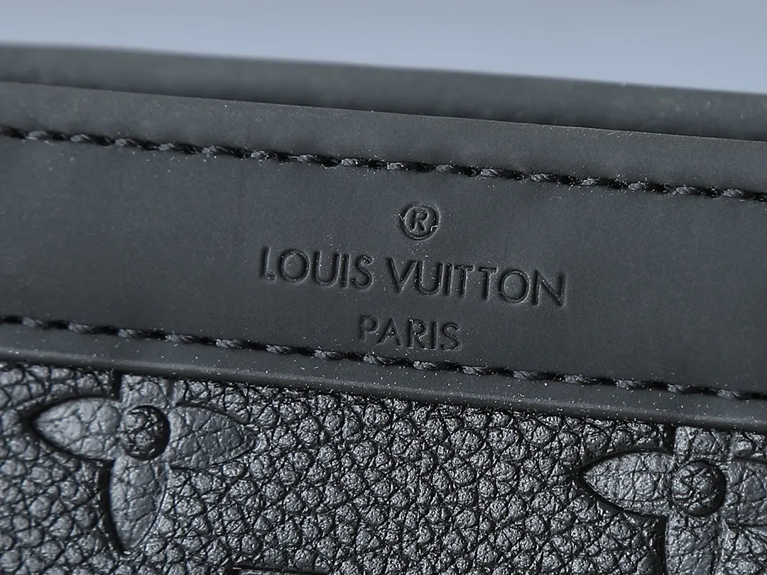 💰160💰Upgraded original M81124 black flower presbyopic M81115 embossed Alpha Wearable wallet combines Monogram Eclipse canvas and leather trim, can accommodate mobile phones and small wallets. The wide-mouth design and side bellows structure make it easy to take in and out, and the adjustable shoulder strap allows for a variety of carrying methods. Detailed features18.5 x 11 x 6.5cm