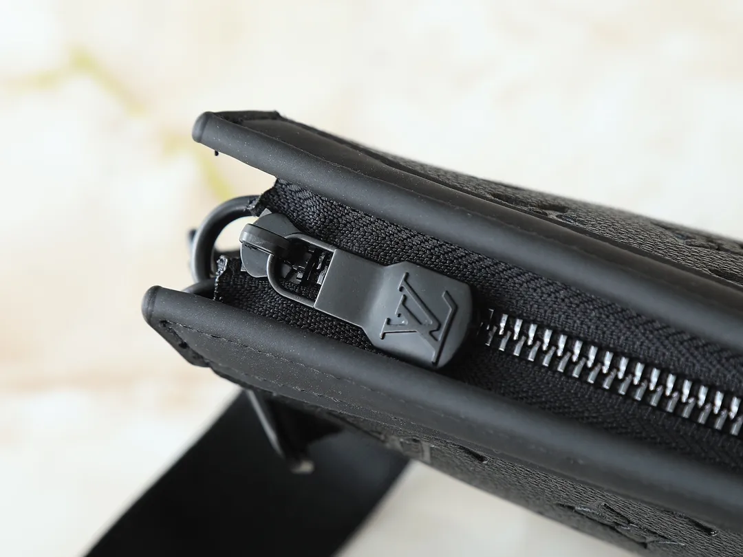 💰160💰Upgraded original M81124 black flower presbyopic M81115 embossed Alpha Wearable wallet combines Monogram Eclipse canvas and leather trim, can accommodate mobile phones and small wallets. The wide-mouth design and side bellows structure make it easy to take in and out, and the adjustable shoulder strap allows for a variety of carrying methods. Detailed features18.5 x 11 x 6.5cm