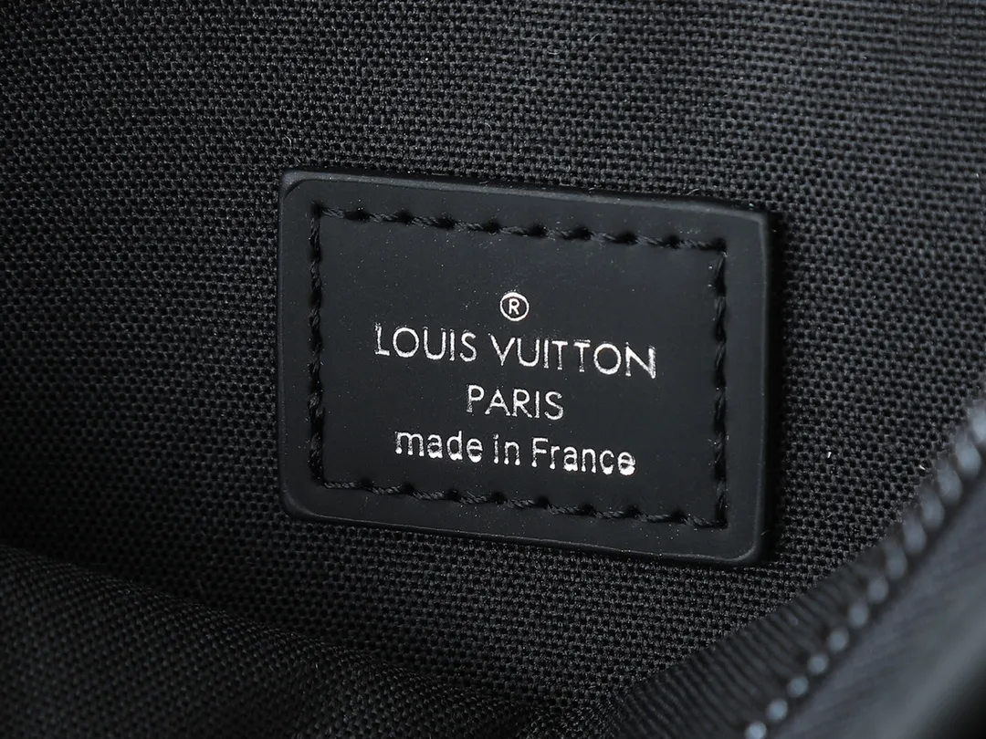 💰160💰Upgraded original M81124 black flower presbyopic M81115 embossed Alpha Wearable wallet combines Monogram Eclipse canvas and leather trim, can accommodate mobile phones and small wallets. The wide-mouth design and side bellows structure make it easy to take in and out, and the adjustable shoulder strap allows for a variety of carrying methods. Detailed features18.5 x 11 x 6.5cm