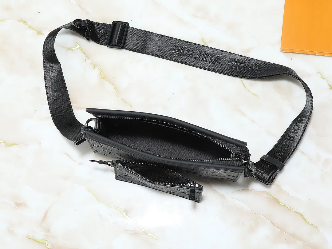 💰160💰Upgraded original M81124 black flower presbyopic M81115 embossed Alpha Wearable wallet combines Monogram Eclipse canvas and leather trim, can accommodate mobile phones and small wallets. The wide-mouth design and side bellows structure make it easy to take in and out, and the adjustable shoulder strap allows for a variety of carrying methods. Detailed features18.5 x 11 x 6.5cm