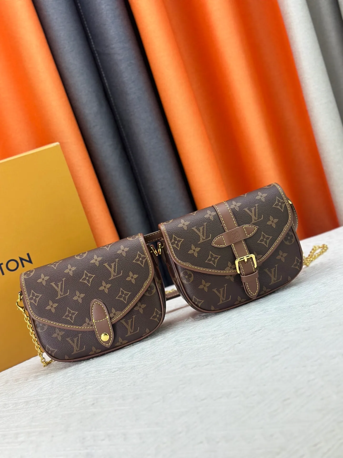 P300 upgrades the original M26592 2025 autumn and winter new Duo BB handbag with a new silhouette, integrating chic design with modern style. This fun accessory reinterprets the Saumur bag's classic shape in the brand's signature Monogram canvas with contrasting calfskin trim and an adjustable shoulder strap. It can be worn around the waist, with two compartments on either side of the hip, or it can be split into two separate handbags. Metal parts add a refined touch. Dimensions: 19 x 14 x 6 (cm) ((length x height x width)