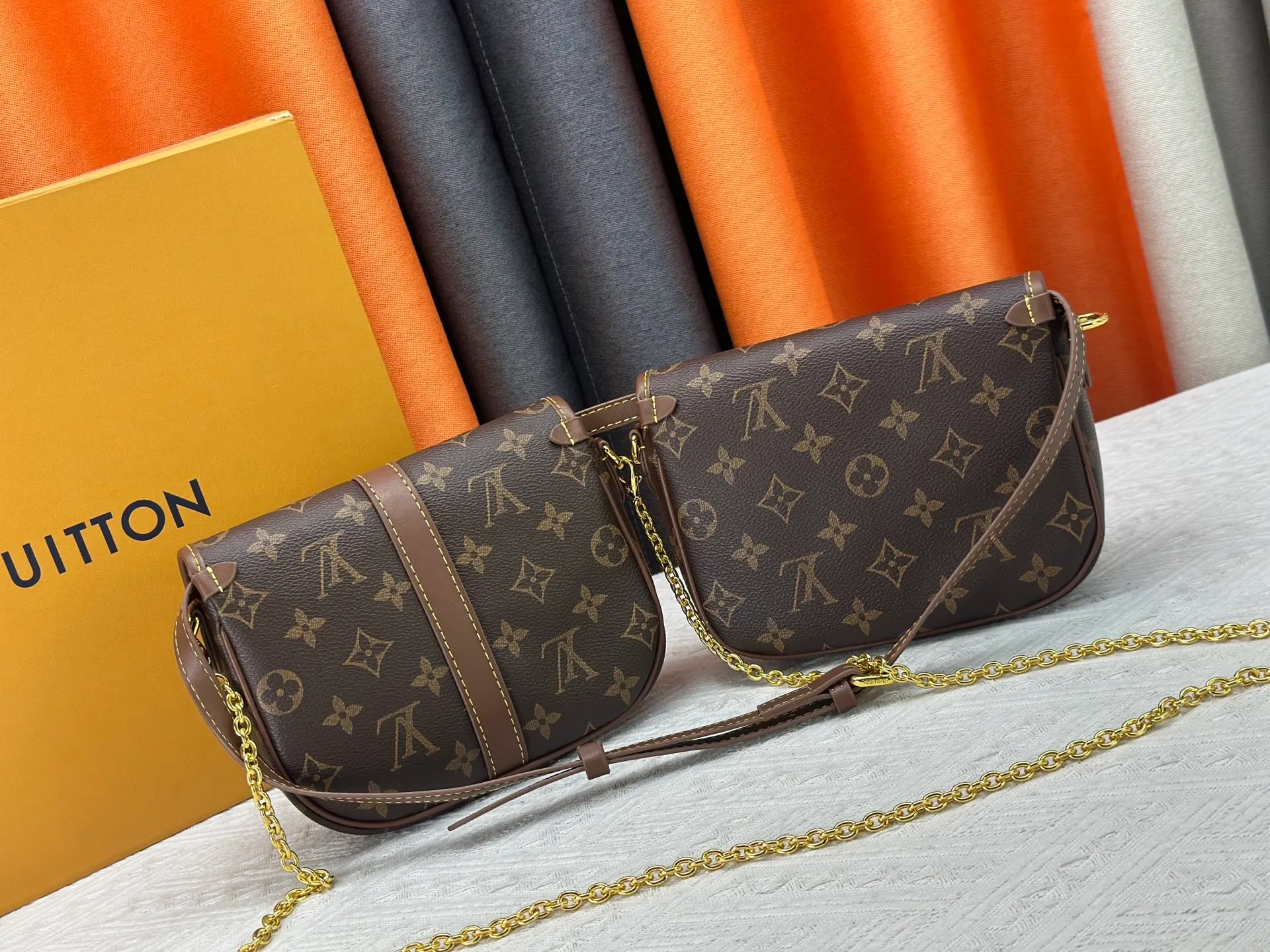 P300 upgrades the original M26592 2025 autumn and winter new Duo BB handbag with a new silhouette, integrating chic design with modern style. This fun accessory reinterprets the Saumur bag's classic shape in the brand's signature Monogram canvas with contrasting calfskin trim and an adjustable shoulder strap. It can be worn around the waist, with two compartments on either side of the hip, or it can be split into two separate handbags. Metal parts add a refined touch. Dimensions: 19 x 14 x 6 (cm) ((length x height x width)