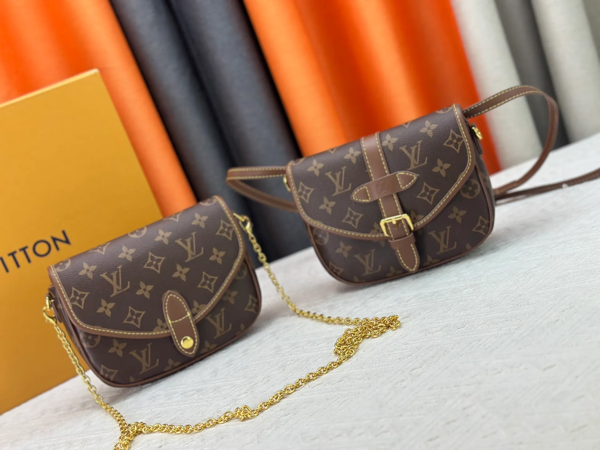 P300 upgrades the original M26592 2025 autumn and winter new Duo BB handbag with a new silhouette, integrating chic design with modern style. This fun accessory reinterprets the Saumur bag's classic shape in the brand's signature Monogram canvas with contrasting calfskin trim and an adjustable shoulder strap. It can be worn around the waist, with two compartments on either side of the hip, or it can be split into two separate handbags. Metal parts add a refined touch. Dimensions: 19 x 14 x 6 (cm) ((length x height x width)