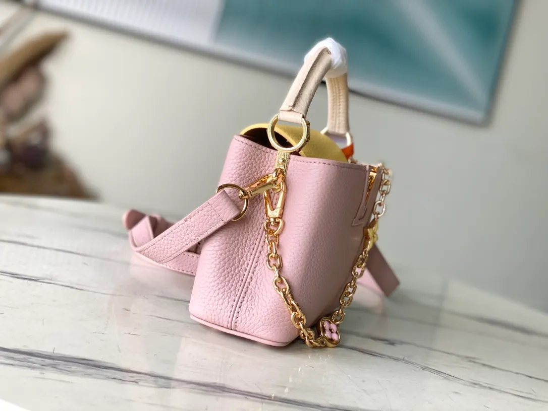 💰2160 (Special Grade Original Leather) M20845 Grapefruit Pink Floral Triple Piece This Capucines mini handbag shows soft beauty: Taurillon leather body with light-colored flap and top handle, enamel Monogram flower chain can also be worn on the shoulder. Wear the slim leather strap to explore more styling possibilities. Detailed features: 21 x 14 x 8 cm (length x height x width)