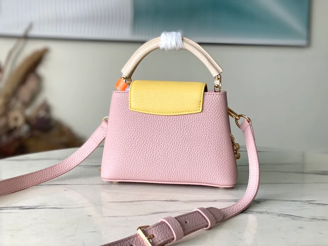 💰2160 (Special Grade Original Leather) M20845 Grapefruit Pink Floral Triple Piece This Capucines mini handbag shows soft beauty: Taurillon leather body with light-colored flap and top handle, enamel Monogram flower chain can also be worn on the shoulder. Wear the slim leather strap to explore more styling possibilities. Detailed features: 21 x 14 x 8 cm (length x height x width)