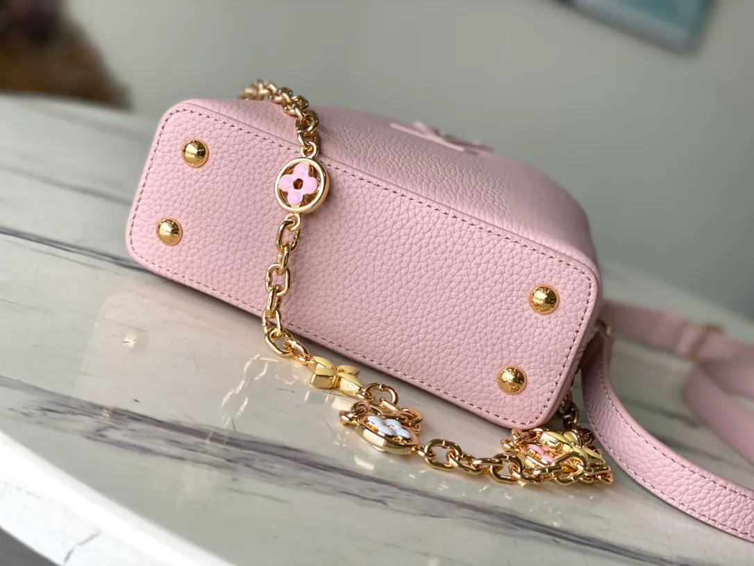 💰2160 (Special Grade Original Leather) M20845 Grapefruit Pink Floral Triple Piece This Capucines mini handbag shows soft beauty: Taurillon leather body with light-colored flap and top handle, enamel Monogram flower chain can also be worn on the shoulder. Wear the slim leather strap to explore more styling possibilities. Detailed features: 21 x 14 x 8 cm (length x height x width)