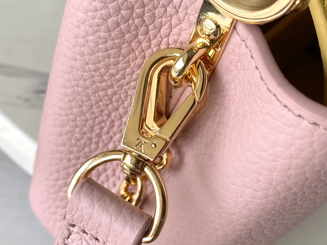 💰2160 (Special Grade Original Leather) M20845 Grapefruit Pink Floral Triple Piece This Capucines mini handbag shows soft beauty: Taurillon leather body with light-colored flap and top handle, enamel Monogram flower chain can also be worn on the shoulder. Wear the slim leather strap to explore more styling possibilities. Detailed features: 21 x 14 x 8 cm (length x height x width)