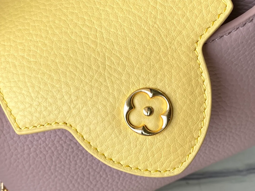 💰2160 (Special Grade Original Leather) M20845 Grapefruit Pink Floral Triple Piece This Capucines mini handbag shows soft beauty: Taurillon leather body with light-colored flap and top handle, enamel Monogram flower chain can also be worn on the shoulder. Wear the slim leather strap to explore more styling possibilities. Detailed features: 21 x 14 x 8 cm (length x height x width)
