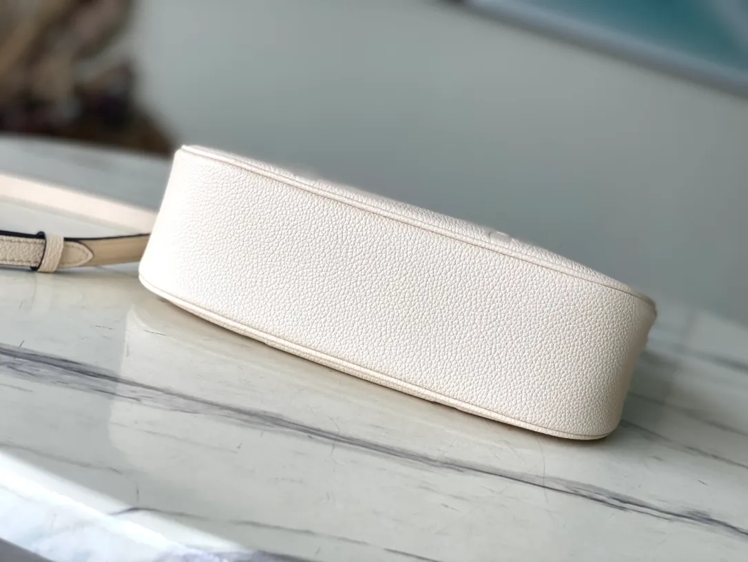 💰1040 (top layer leather) top original single M46099 milk white embossed This Bagatelle handbag is shaped with Monogram Empreinte soft grain leather, and the large embossed pattern is highlighted in the color contrast. Discover trendy carrying options with the detachable handle and detachable and adjustable shoulder strap. 24.0 x 18.0 x 7.0 cm (length x height x width)