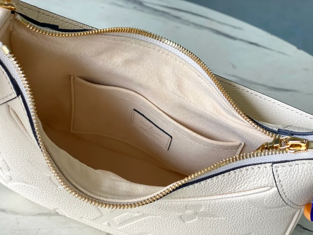 💰1040 (top layer leather) top original single M46099 milk white embossed This Bagatelle handbag is shaped with Monogram Empreinte soft grain leather, and the large embossed pattern is highlighted in the color contrast. Discover trendy carrying options with the detachable handle and detachable and adjustable shoulder strap. 24.0 x 18.0 x 7.0 cm (length x height x width)