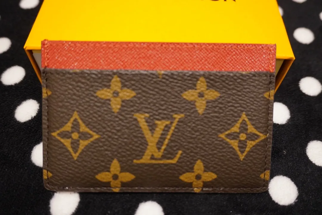 P110💰 61733, model number 12203. This LV Charms card holder is from the SnowShow series. It combines the iconic Monogram canvas with smooth leather trim and festive patterns. Vivienne embellishments and LV florals complete the sophisticated design. Size 11x7