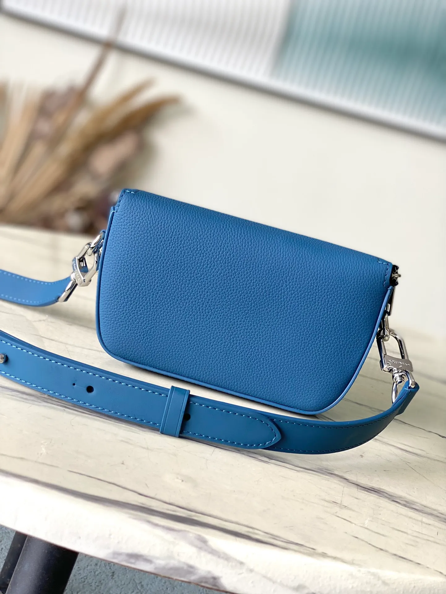 💰940 (top layer leather) top original order M83563 blue. This Pilot mini handbag is made of grained cow leather with a round shape, providing a trendy choice for daily travel. A zippered main compartment ensures secure storage, and a front pocket provides easy access to small items like your phone or keys. Detachable shoulder strap allows for comfortable shoulder or cross-body wear. Dimensions: 20 × 12 × 5,5 cm