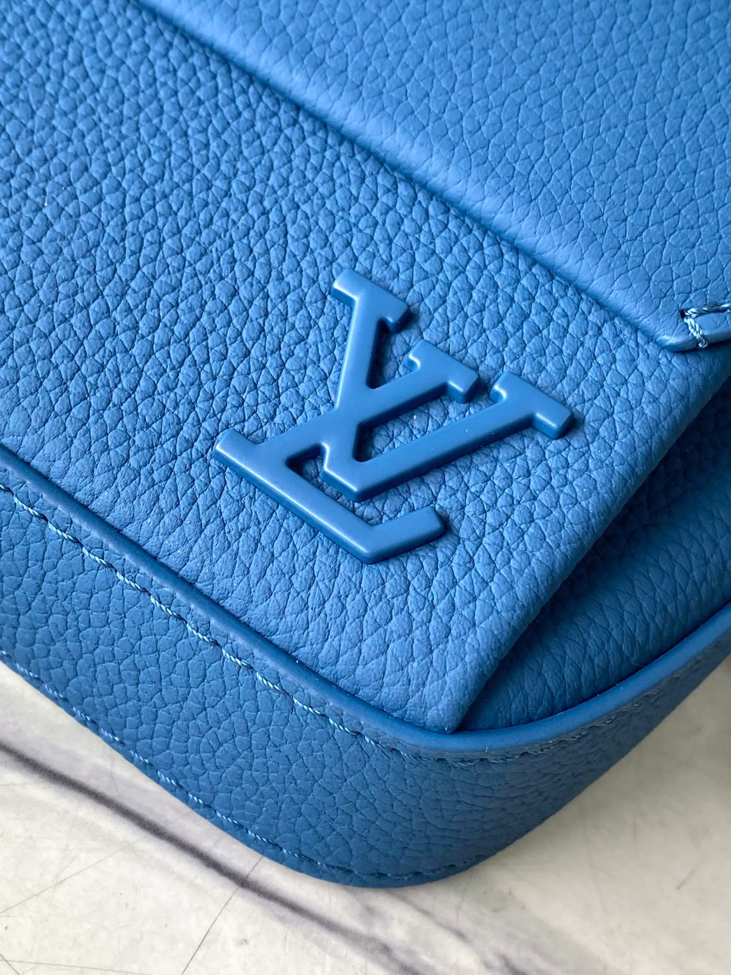 💰940 (top layer leather) top original order M83563 blue. This Pilot mini handbag is made of grained cow leather with a round shape, providing a trendy choice for daily travel. A zippered main compartment ensures secure storage, and a front pocket provides easy access to small items like your phone or keys. Detachable shoulder strap allows for comfortable shoulder or cross-body wear. Dimensions: 20 × 12 × 5,5 cm