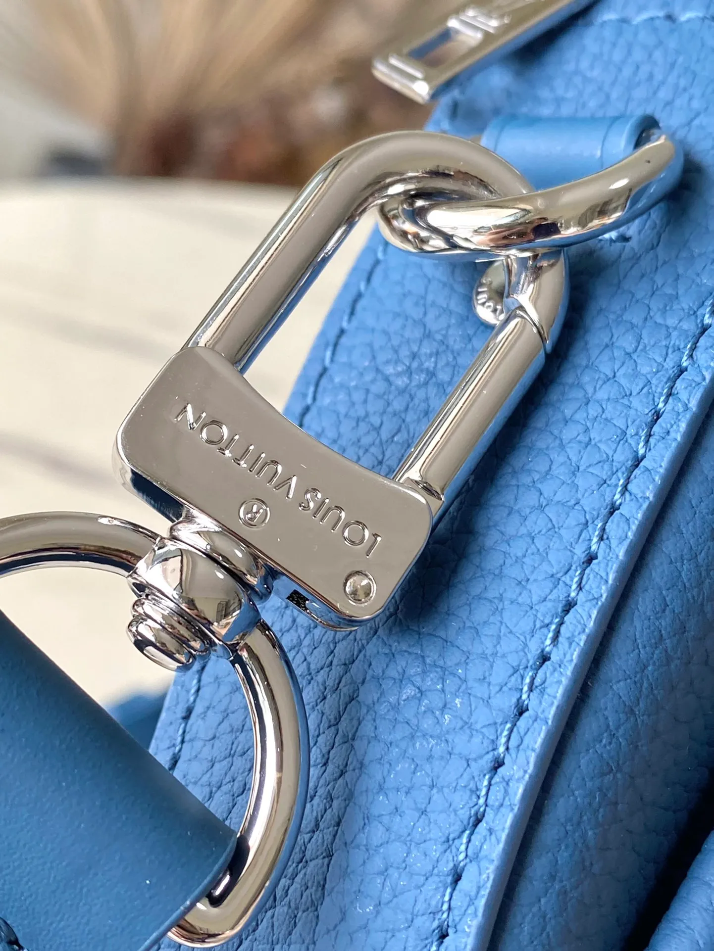 💰940 (top layer leather) top original order M83563 blue. This Pilot mini handbag is made of grained cow leather with a round shape, providing a trendy choice for daily travel. A zippered main compartment ensures secure storage, and a front pocket provides easy access to small items like your phone or keys. Detachable shoulder strap allows for comfortable shoulder or cross-body wear. Dimensions: 20 × 12 × 5,5 cm