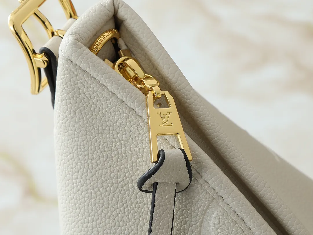 💰240💰Upgraded from the original M46197 M46203 M46289 M46292 Louis Vuitton launches a new CarryAll medium handbag, with Monogram canvas and leather trimming to create a body-fitting design. There's a zipped pocket inside the ample space, and a detachable zipped clutch adds a functional element, with a buckle-adjustable handle. Dimensions: 39.0 x 30.0 x 15.0 cm (length x height x width)