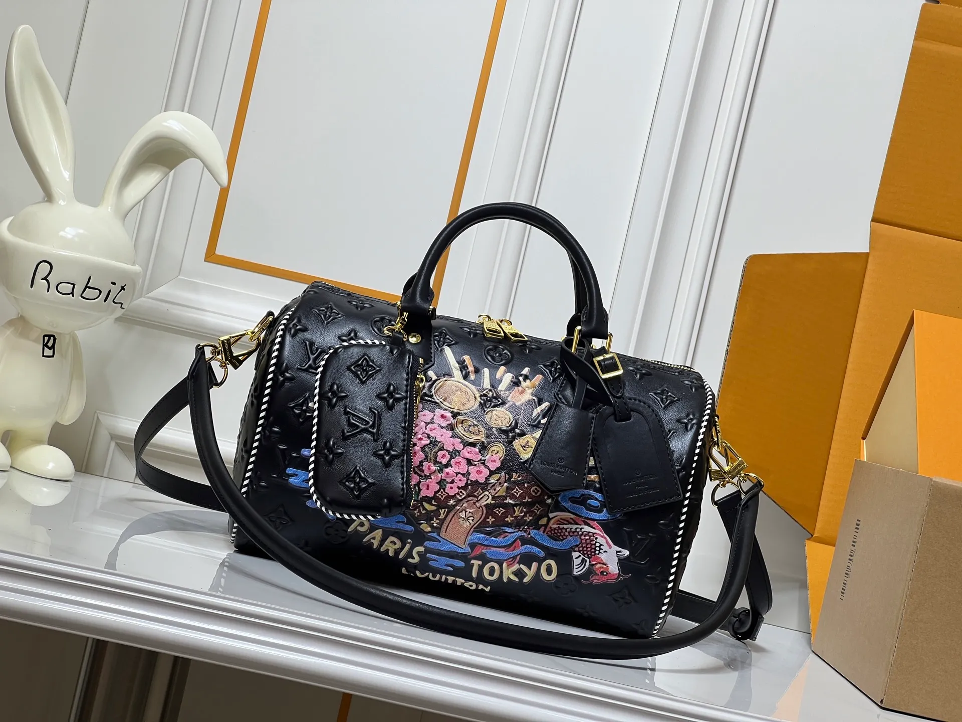 Batch 320💰M10660 M13344 This Speedy Soft 30 handbag uses retro touches to interpret the Monogram Dune elements, with aircraft-shaped decoration and collage-effect labels, paying tribute to the design of the Gaston Louis Vuitton collection series. The long handle makes it easy to carry on the shoulder, making it a great travel companion. 30.0 x 21.0 x 17.0 cm (length x height x width)