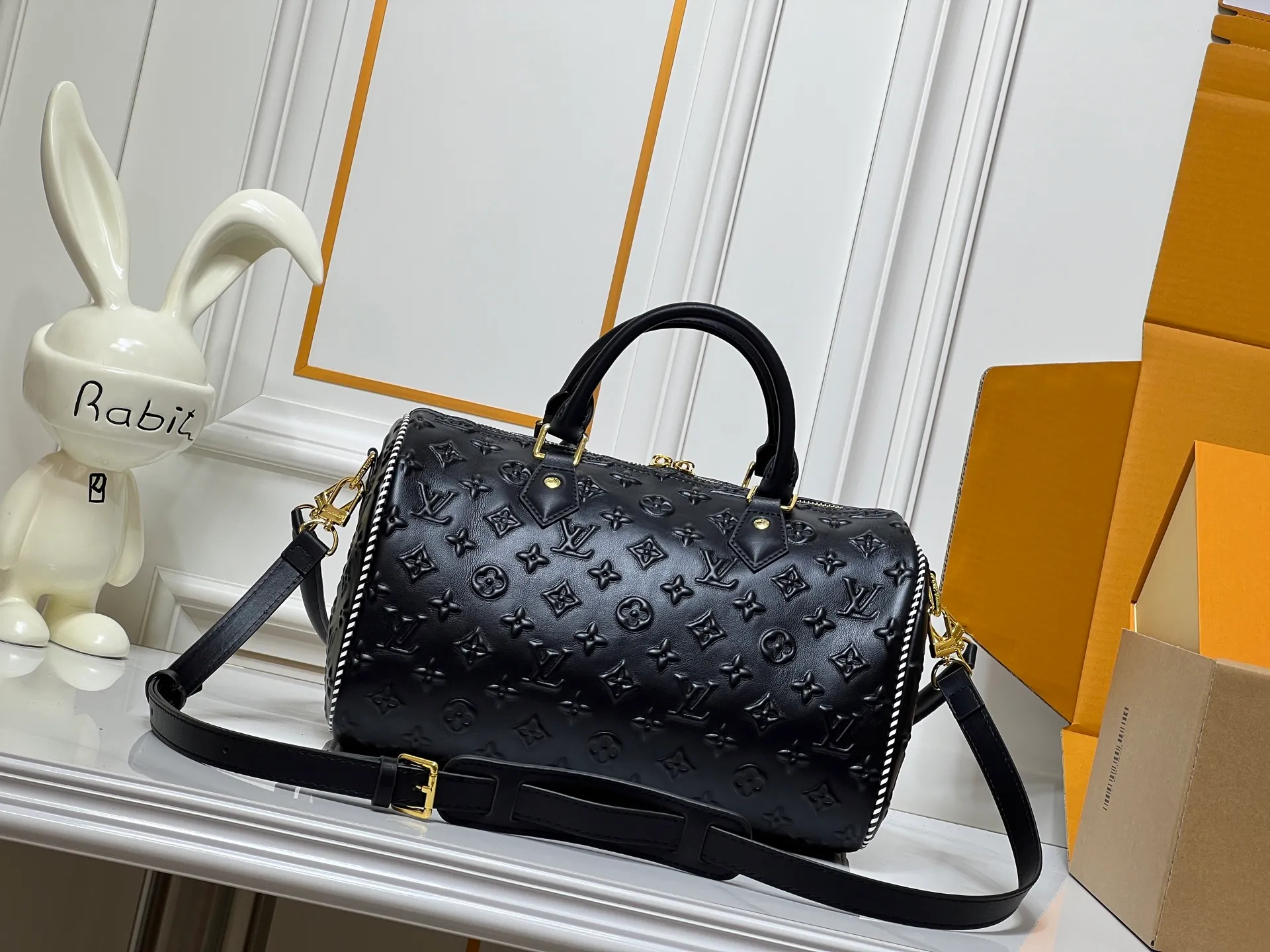 Batch 320💰M10660 M13344 This Speedy Soft 30 handbag uses retro touches to interpret the Monogram Dune elements, with aircraft-shaped decoration and collage-effect labels, paying tribute to the design of the Gaston Louis Vuitton collection series. The long handle makes it easy to carry on the shoulder, making it a great travel companion. 30.0 x 21.0 x 17.0 cm (length x height x width)