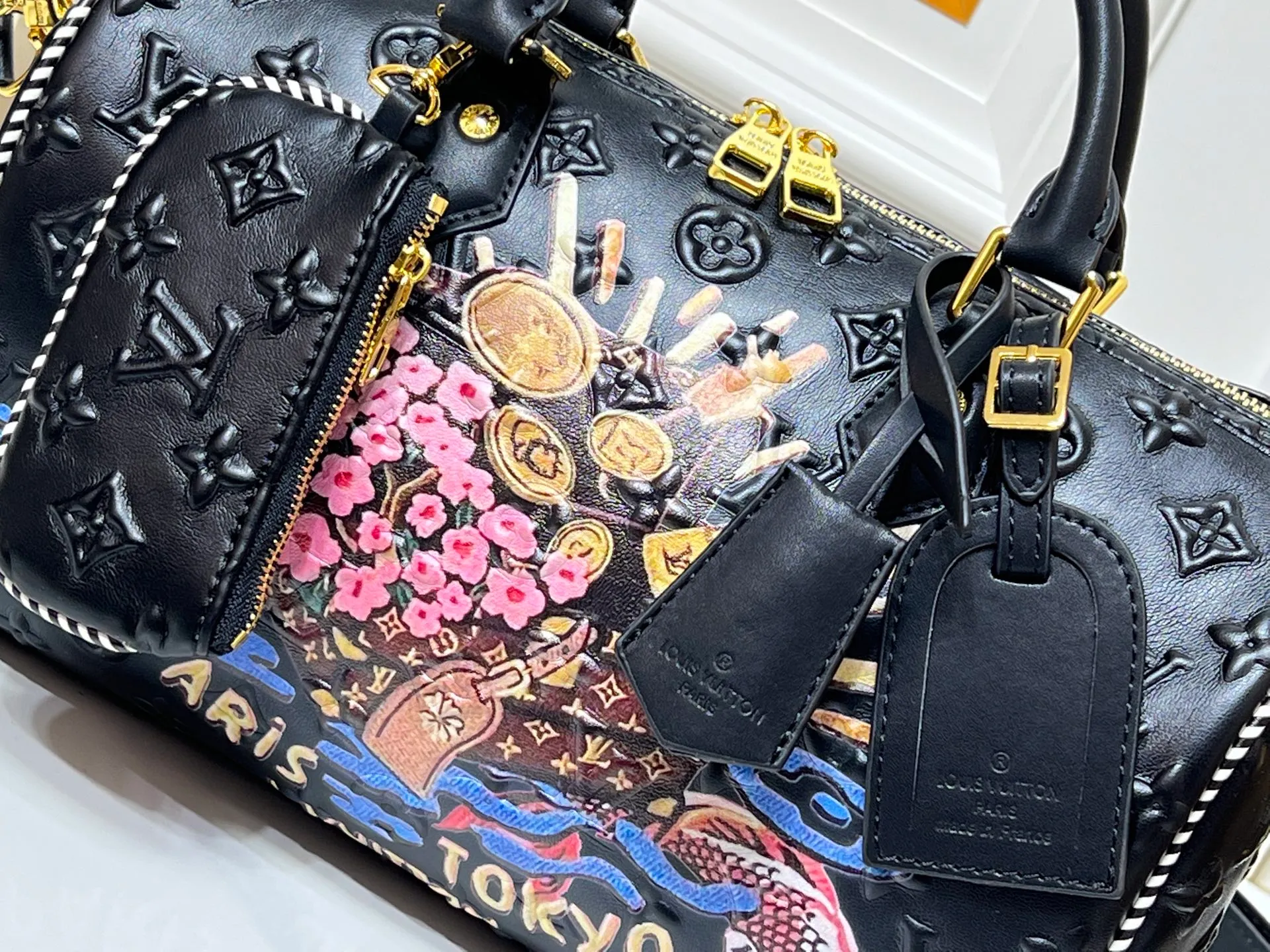 Batch 320💰M10660 M13344 This Speedy Soft 30 handbag uses retro touches to interpret the Monogram Dune elements, with aircraft-shaped decoration and collage-effect labels, paying tribute to the design of the Gaston Louis Vuitton collection series. The long handle makes it easy to carry on the shoulder, making it a great travel companion. 30.0 x 21.0 x 17.0 cm (length x height x width)