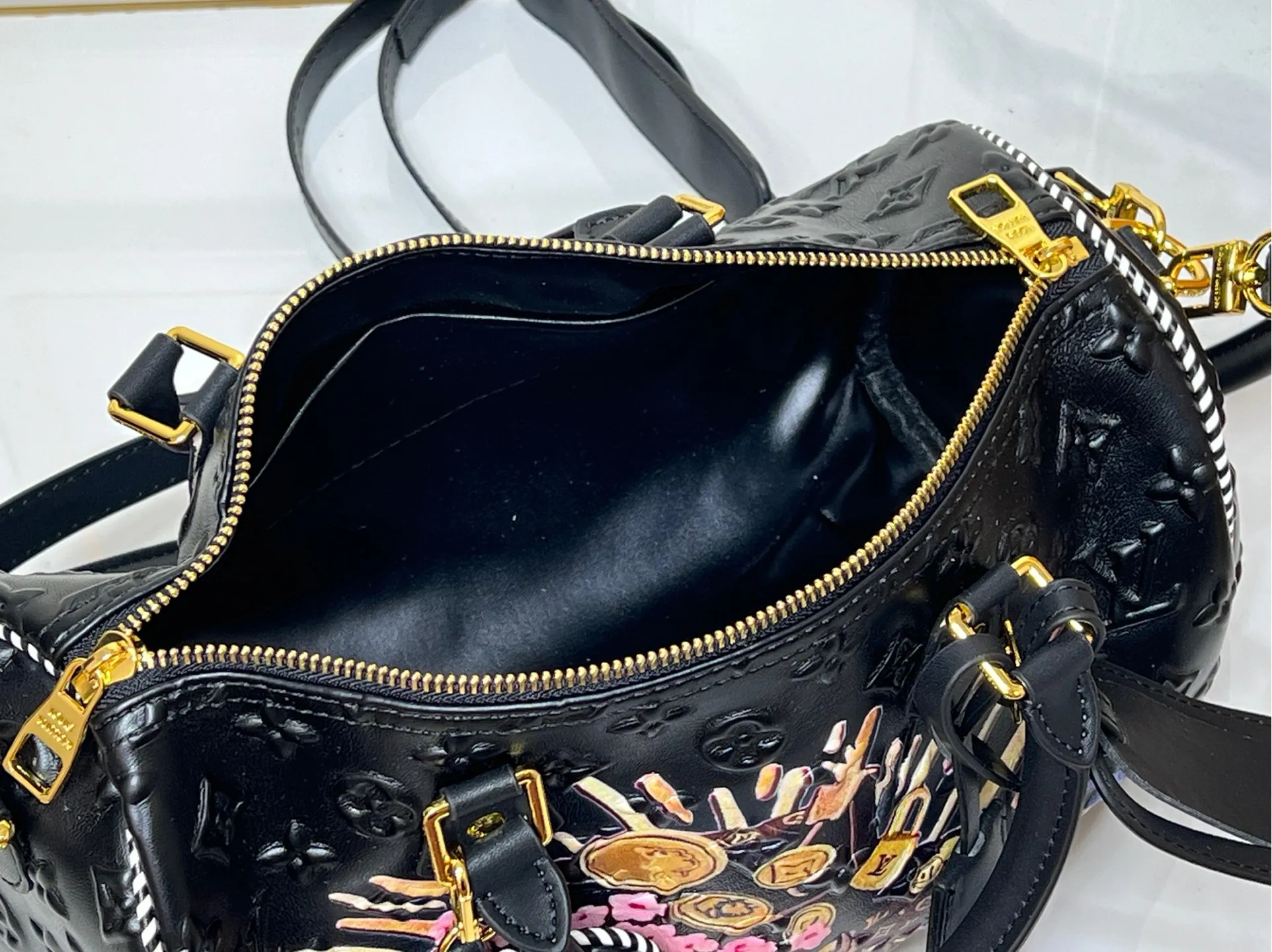 Batch 320💰M10660 M13344 This Speedy Soft 30 handbag uses retro touches to interpret the Monogram Dune elements, with aircraft-shaped decoration and collage-effect labels, paying tribute to the design of the Gaston Louis Vuitton collection series. The long handle makes it easy to carry on the shoulder, making it a great travel companion. 30.0 x 21.0 x 17.0 cm (length x height x width)