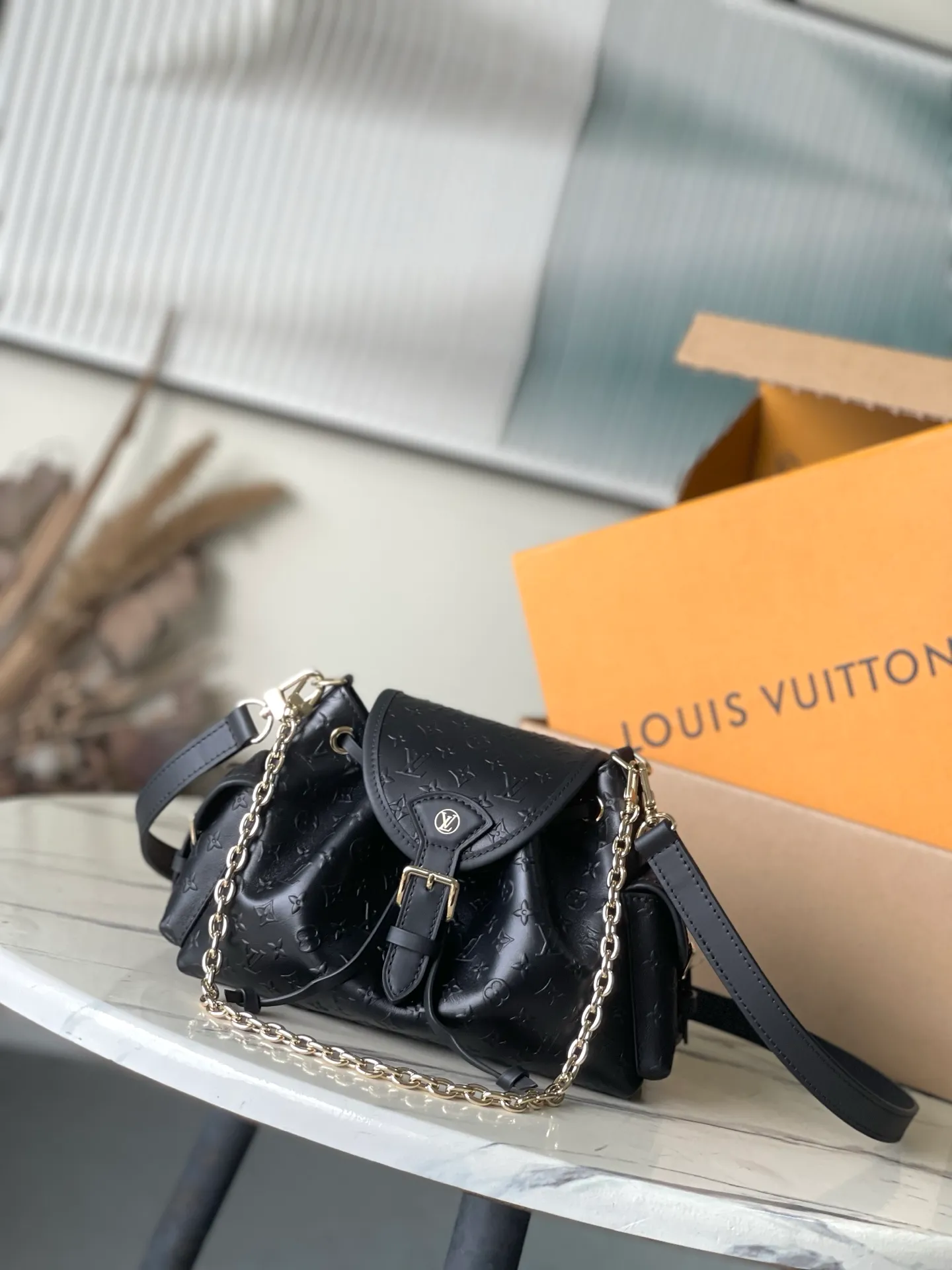 💰1100 (top-grain leather) top-quality original M25554 Odyssee handbag from the 2025 early autumn series, cleverly returning to the Excursion backpack design of the 2024 Cruise early spring series, paying tribute to Louis Vuitton's travel heritage with classic touches. The cowhide leather body is covered with Monogram Bold pattern, and the decorative buckle and detachable chain are exquisite details. The side pocket allows you to easily carry your keys or lipstick. Dimensions: 27 × 17 × 12 cm
