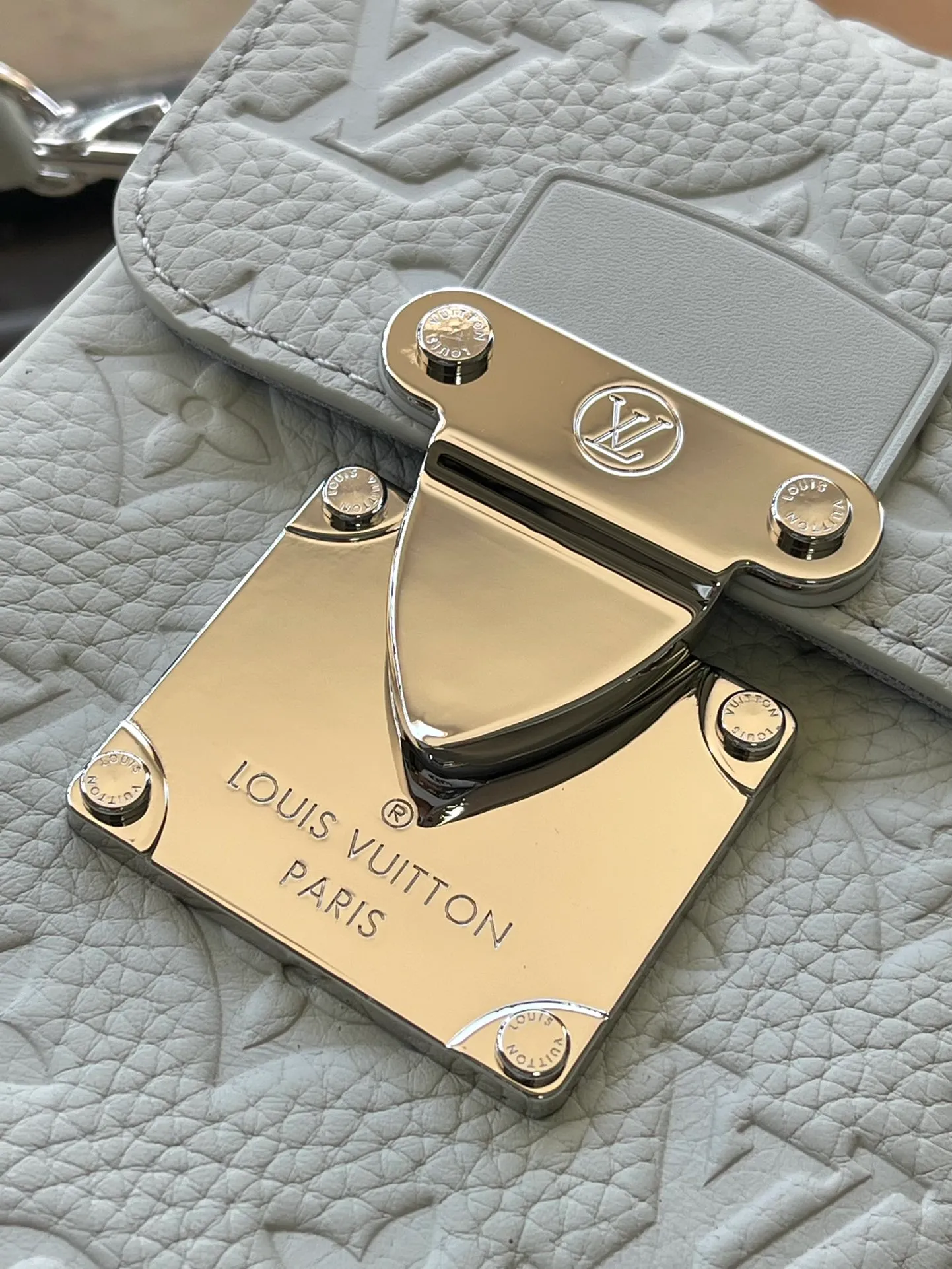 💰1040 (first grain leather) top quality original M82568 gray green S-Lock Vertical mini handbag has the iconic S-Lock lock, inspired by the strong lock design created by Georges Vuitton in 1886 for traditional luggage. The compact construction features a front cell phone pocket and roomy main compartment, and the adjustable shoulder strap makes it easy to carry cross-body. Detailed features12 x 19 x 7 cm (length x height x width)