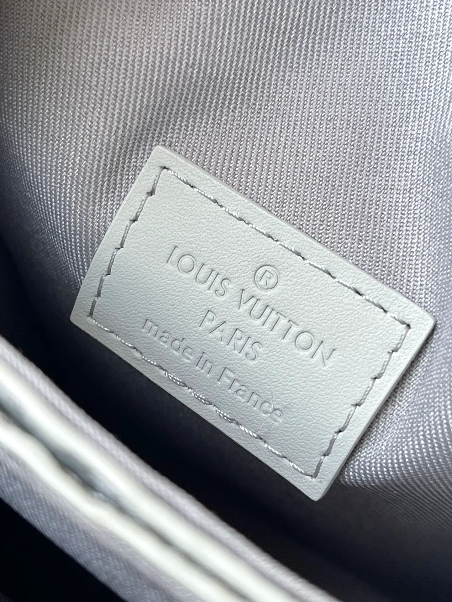 💰1040 (first grain leather) top quality original M82568 gray green S-Lock Vertical mini handbag has the iconic S-Lock lock, inspired by the strong lock design created by Georges Vuitton in 1886 for traditional luggage. The compact construction features a front cell phone pocket and roomy main compartment, and the adjustable shoulder strap makes it easy to carry cross-body. Detailed features12 x 19 x 7 cm (length x height x width)