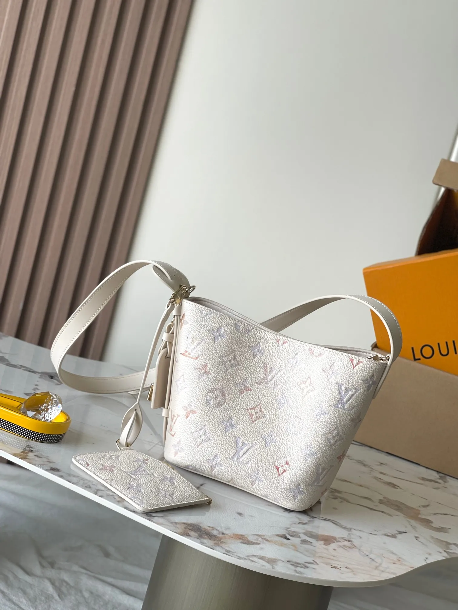 p2600 [Special grade MB163c chip version original leather] This All In BB handbag Model: M25673 Material: Grade A all-steel hardware, imported original cowhide Packaging: Full set of original duty-free MB packaging Size: 18x12x16CM