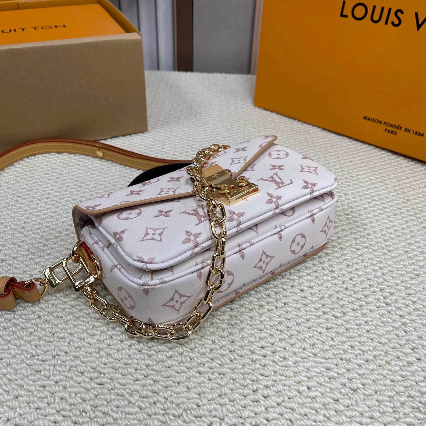 [Upgraded version] P580💰Upgraded version · High quality · The most 🔥 sand dune color · Here it comes 🥰lv Postman small chain bag 🌷 with complete packaging M46914 The hot new postman has just been released (the postman is a classic LV model, it is really popular with everyone, and it looks like a Korean drama heroine on the back in winter. However, the large size is really not very friendly to small girls, so the mini version is here!! !Size: 21.5*13.5*6cm size